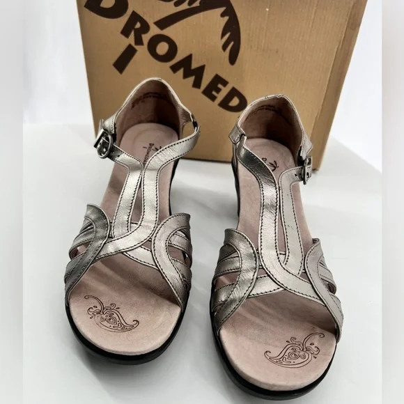 DROMEDARIS - Women's Adjustable Strap Sandal in Pewter. - Picture 2 of 8